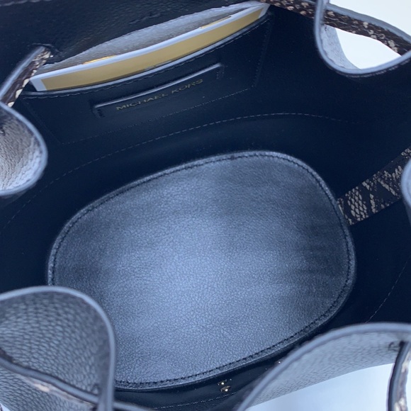 MICHAEL KORS 
Reed Md Pebbled Leather Belted Bucket Messenger Satchel Crossbody - Picture 6 of 16